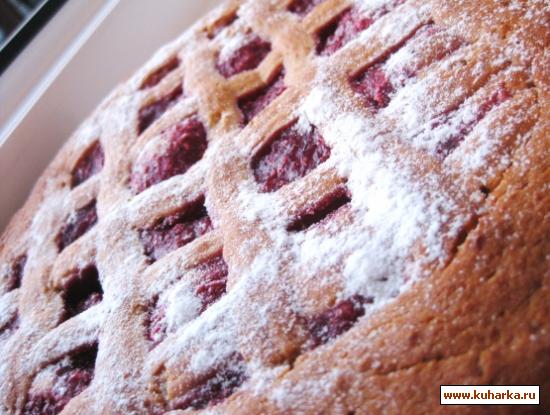 Рецепт Сочный медовый пирог с корицей и малиновым вареньем