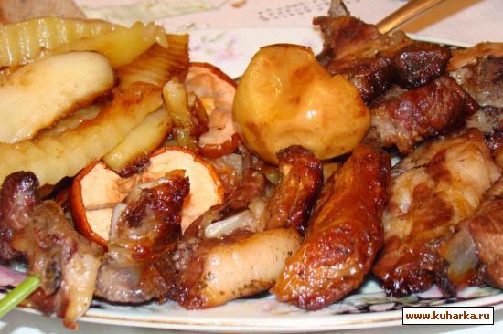 Рецепт Свиная грудинка запеченая с яблоками в духовке