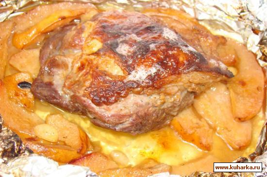 Рецепт Мясо, запеченное в фольге с айвой