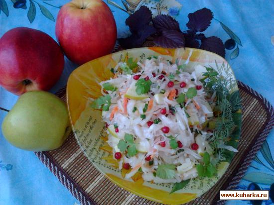 Салат из квашеной капусты с яблоками и брусникой: бабушкин рецепт