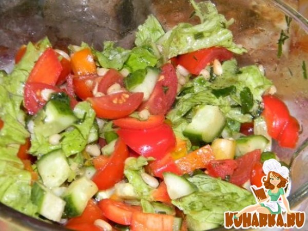 Овощной салат с брынзой и кедровыми орешками