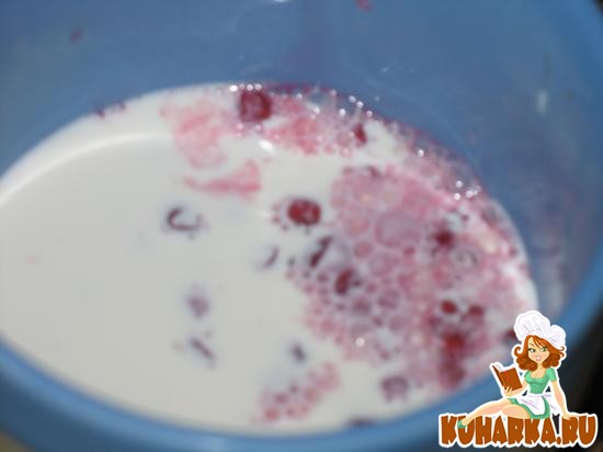 Рецепт Свежевыжатый сок, раздавленные ягоды со сливками